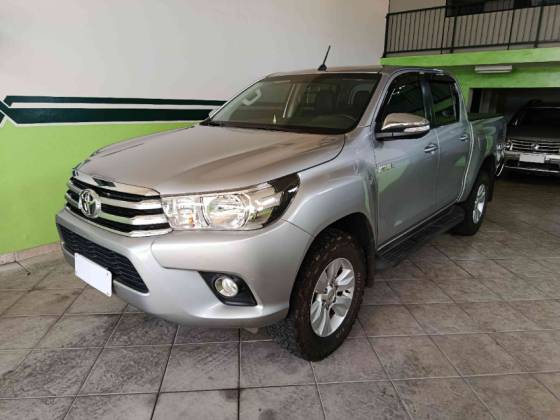 TOYOTA HILUX 2.8 SR 4X4 CD 16V DIESEL 4P AUTOMÁTICO TOYOTA HILUX 2.8 SR 4X4 CD 16V DIESEL 4P AUTOMÁTICO